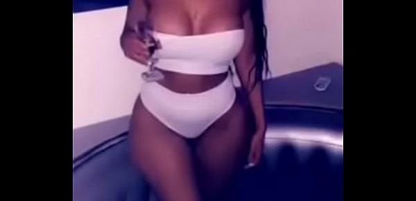  LA BEURETTE KARIMA FAIT DU SHOW SEXY DANS SA STORY 